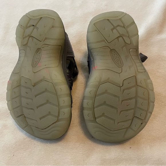 KEEN Newport grey and glow in the dark shoes - Picture 8 of 8